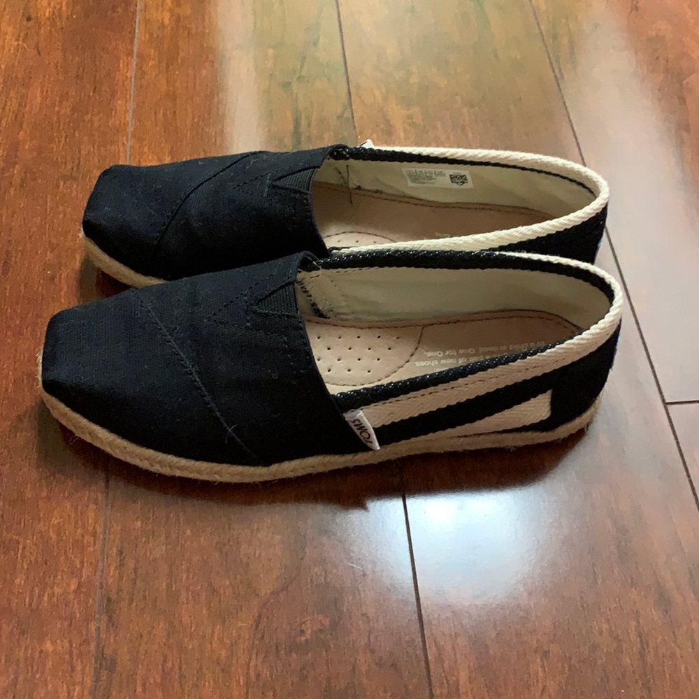 Black and cream Toms flats! Size 6.5